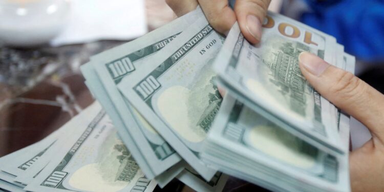 Dólar sobe para R$ 5,06; bolsa cai com IPCA-15 e recuo do petróleo