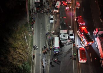 Pais morrem e duas crianças ficam feridas em engavetamento com 8 veículos, no ES