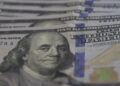 Dólar cai para R$ 5,03 com alívio geopolítico e foco nos EUA