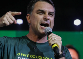 Flávio Bolsonaro cobra instalação de CPMI do Banco Master e desafia oposição no Congresso: "Não tenho nada…