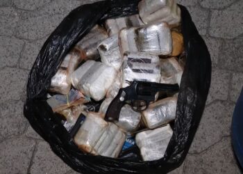 Bebê e irmãos menores de 7 anos são encontrados sozinhos em apartamento com 16 kg de drogas e arma em Vila Velha