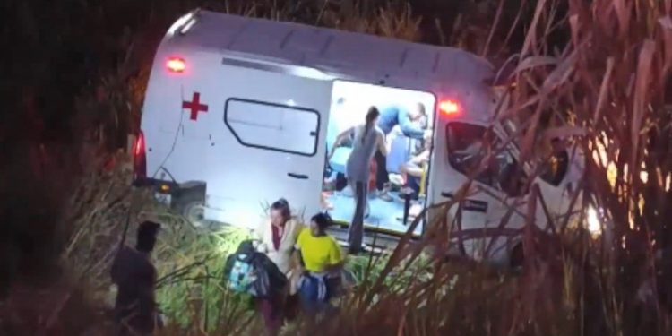 VÍDEO: Motorista de ambulância sofre convulsão, perde controle, bate em moto e cai em ribanceira, no ES